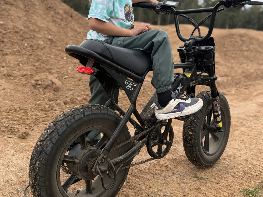 articles/macfox-m16-black-electric-bike-young-girl-outdoor-ride-002.webp