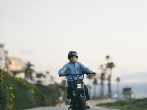 Macfox M16 electric bike in a lifestyle photo.