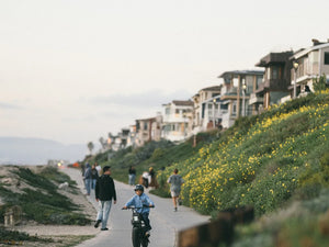 Macfox M16 electric bike in a lifestyle photo.