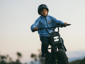 Macfox M16 electric bike in a lifestyle photo.