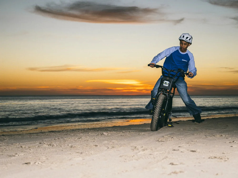 articles/macfox-x1s-black-electric-bike-lifestyle-photo-044.webp