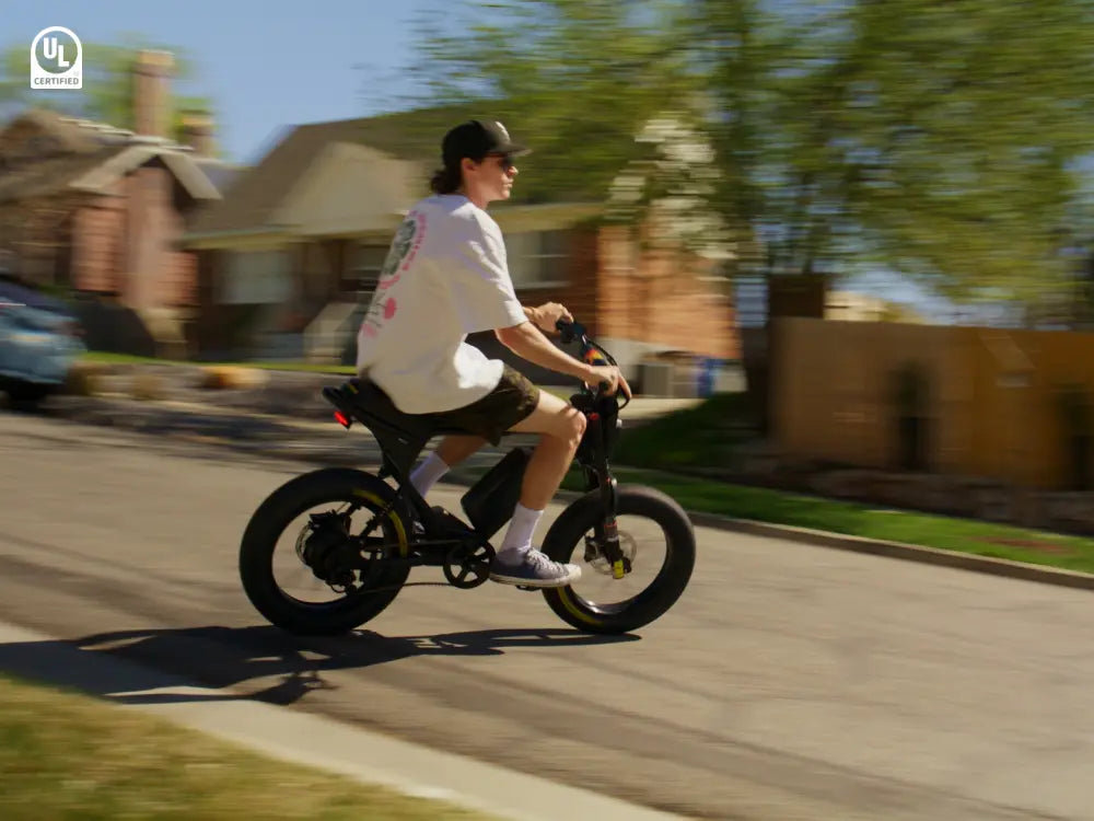 articles/macfox-x1s-ebike-man-riding-in-street_697464a1-5dfd-4170-9591-6cdda9ebee64.webp