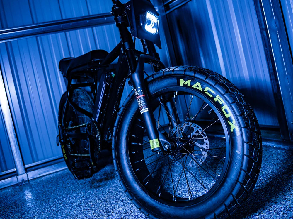 articles/macfox-x7-black-electric-bike-dark-outdoor-lifestyle-003.webp