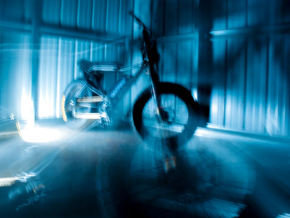 articles/macfox-x7-black-electric-bike-dark-outdoor-lifestyle-004.webp