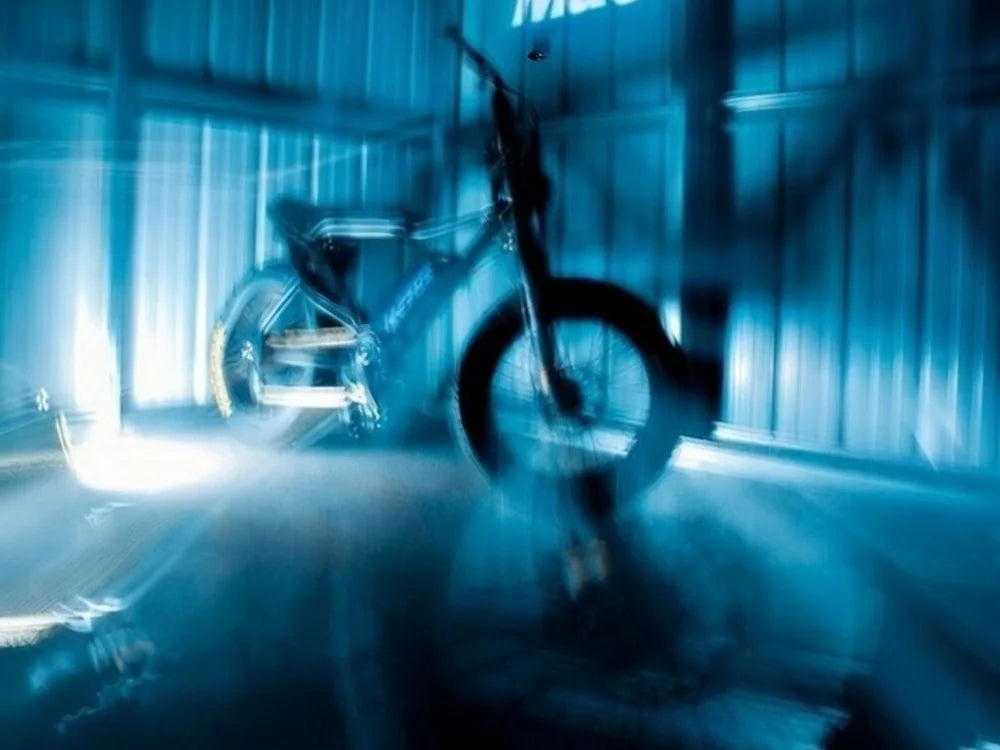 articles/macfox-x7-black-electric-bike-dark-outdoor-lifestyle-018.webp
