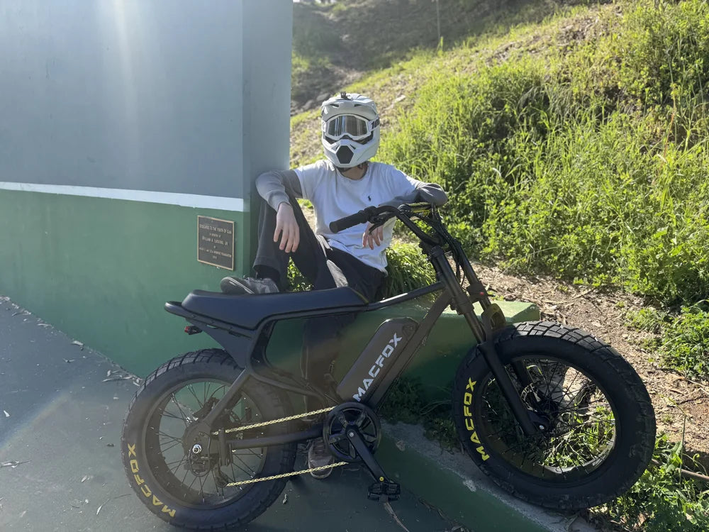articles/macfox-x7-black-electric-bike-helmeted-rider-court-wall-002.webp