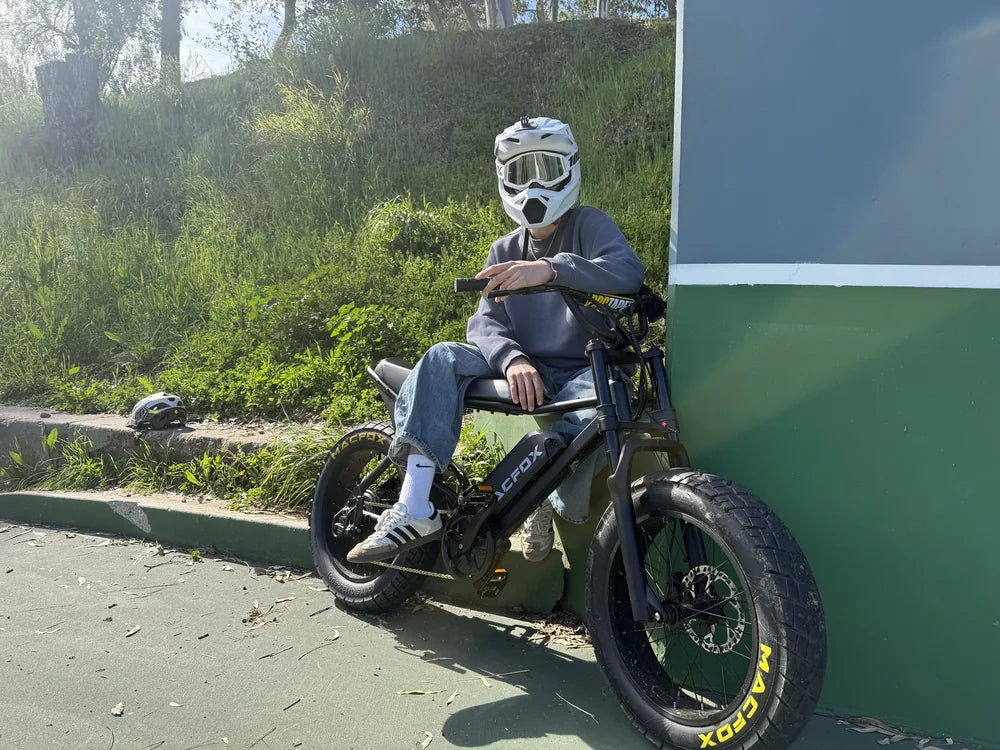 articles/macfox-x7-black-electric-bike-helmeted-rider-court-wall-006.webp