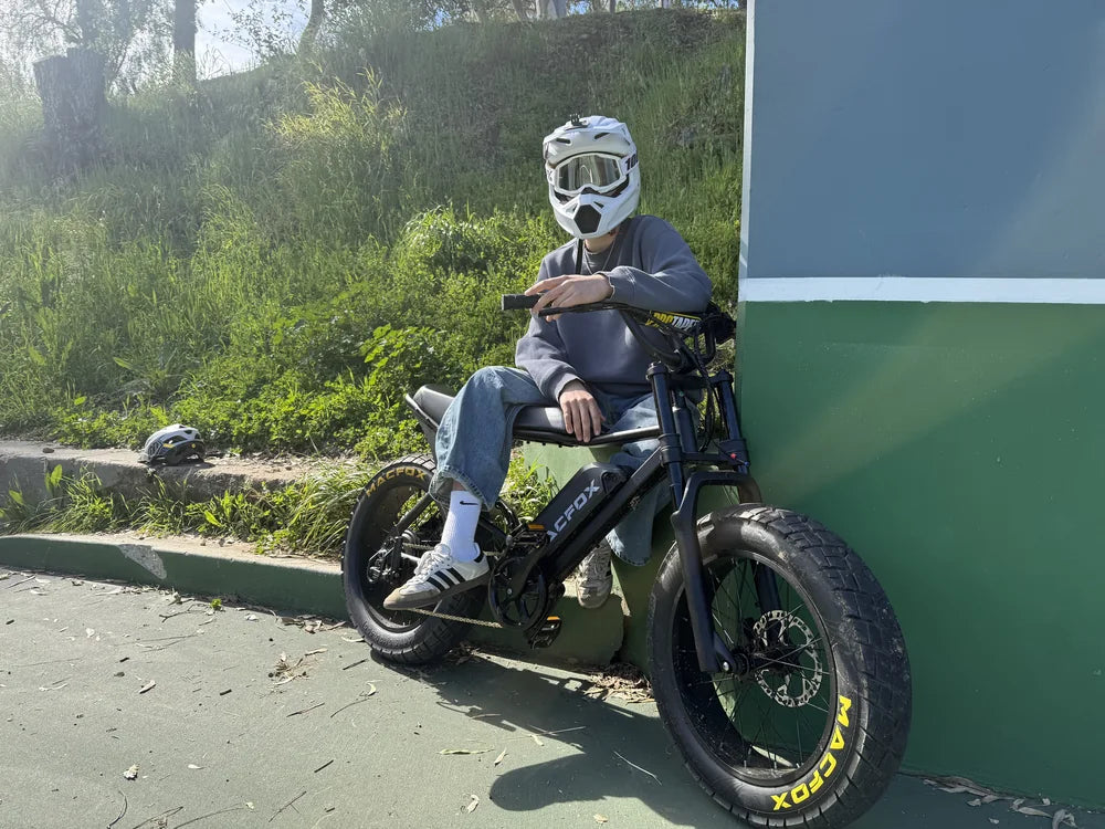 articles/macfox-x7-black-electric-bike-helmeted-rider-court-wall-007.webp