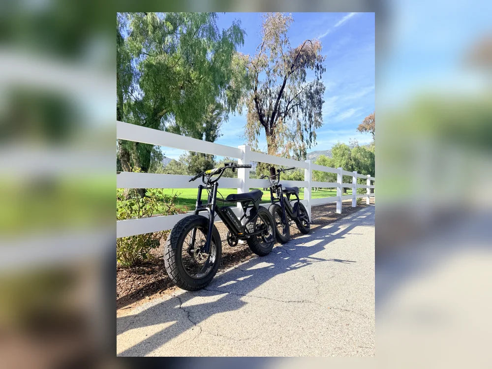 articles/macfox-x7-black-electric-bikes-white-fence-003.webp