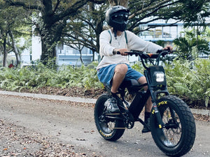 Macfox X7 electric bike in a lifestyle photo.