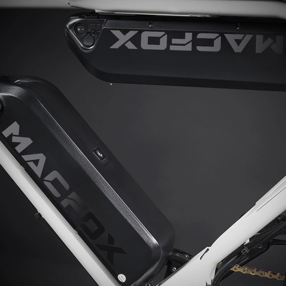 Lab tests show that, with an average rider weight and steady cruising in second gear, the X1S x bs.zay can reach up to 56 miles on a single battery. Only one mid-ride recharge is needed. 

When equipped with dual batteries, the range doubles to 112 miles, still with just one recharge required.