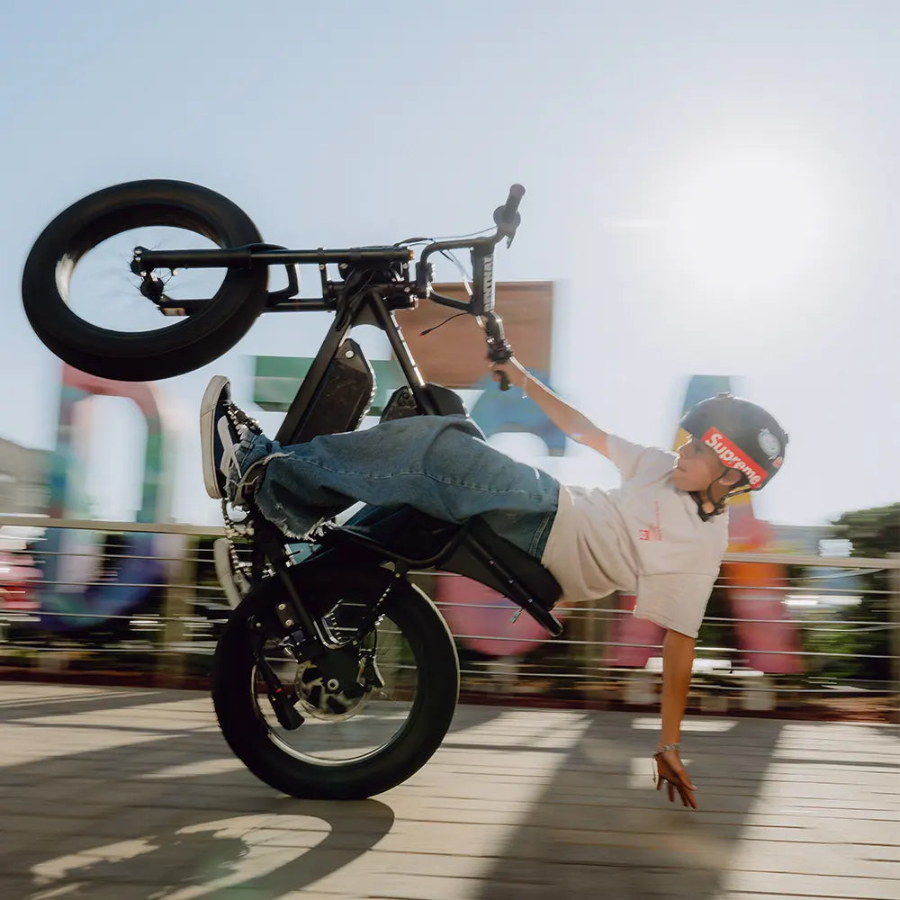 The thumb throttle, paired with a unique power system, makes it easy to perform stylish tricks and showcase your riding skills. Who says cycling can't be adventurous and cool?