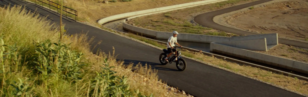The rider weave through the streets on Macfox X7 electric touring bike.